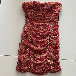 NWT Forever 21 ruched floral body-con strapless mini dress. Size small